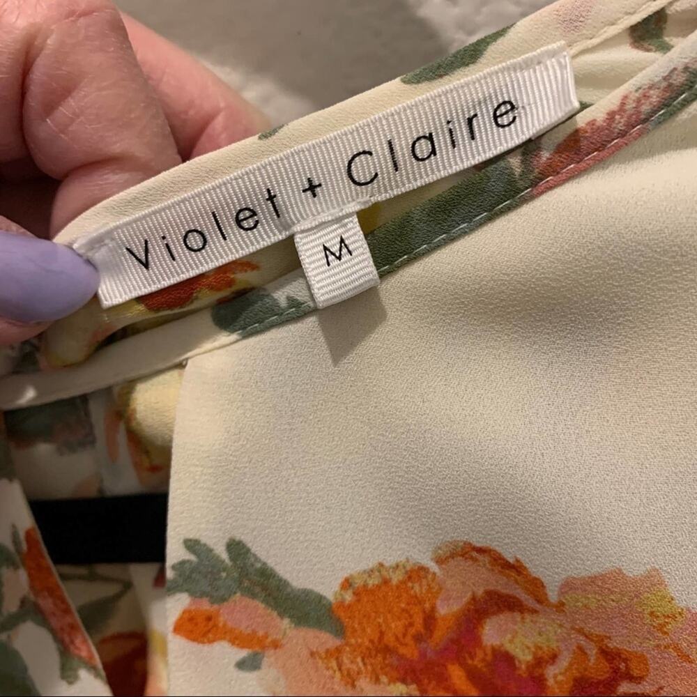 Violet + Claire flowered floral top. Keyhole front and top button back. Medium - Picture 10 of 12